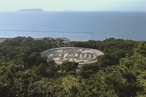 琴弾公園の寛永通宝（展望台からの眺め）